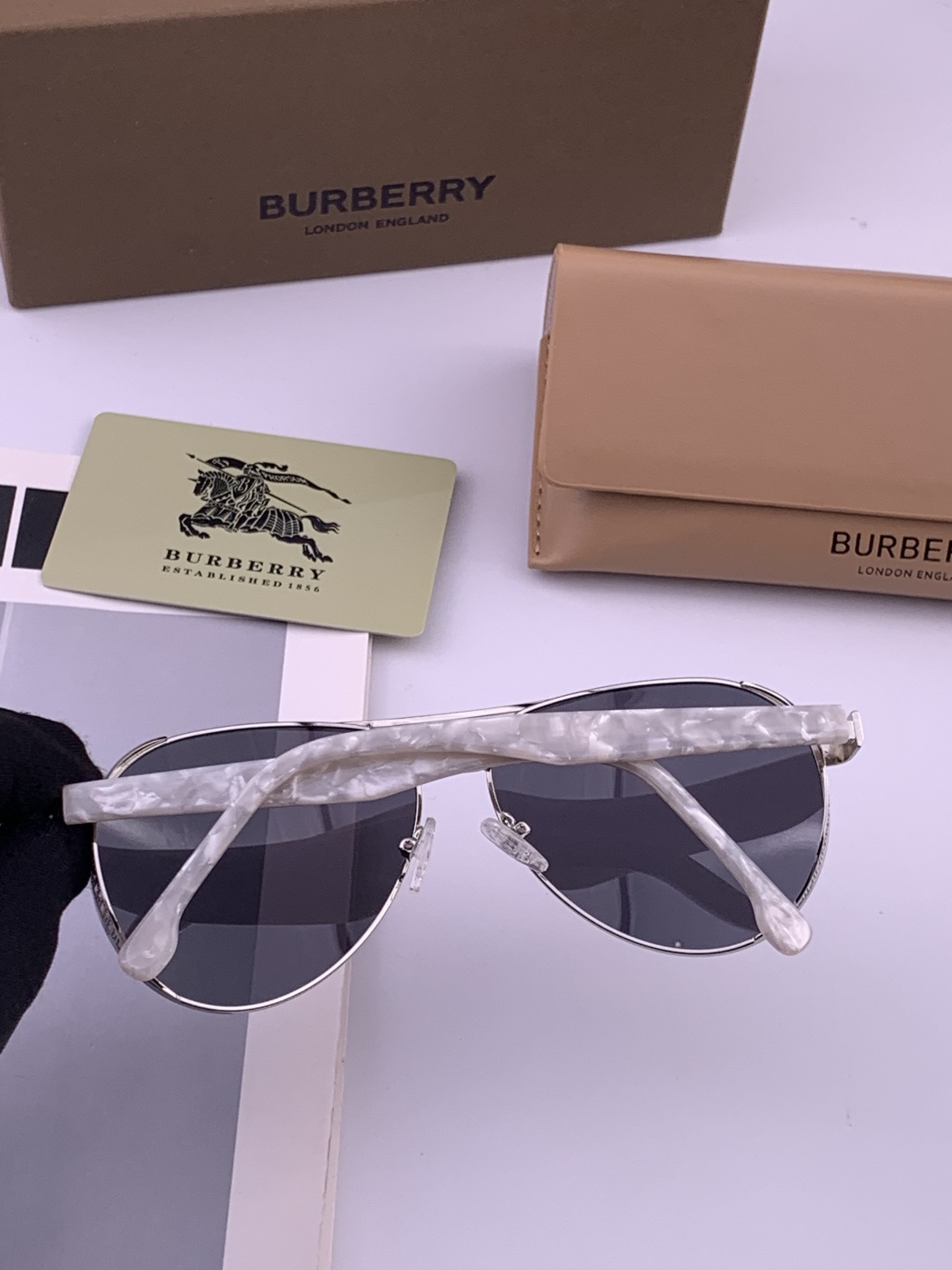 BURBERRY 巴宝莉，男士太阳眼镜🕶正版蛤蟆，太阳镜💋高品质，不挑脸，火的狠🍁新款🍁无死角🔝型号：B