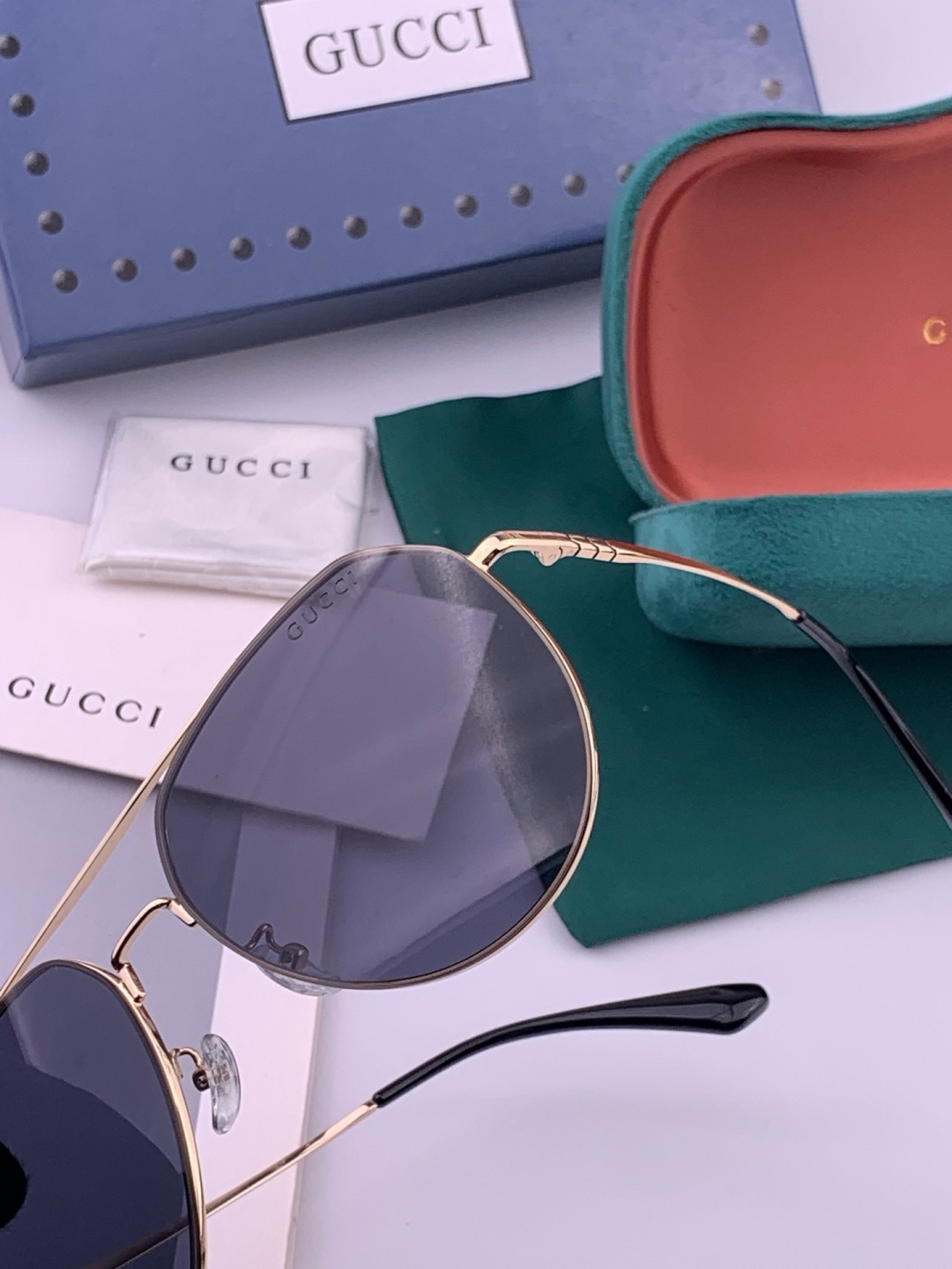 GUCCI 男款炫彩飞行员偏光太阳镜 ❤️材质：高清尼龙加厚卡槽高清偏光镜片 🌹无边框镜架💕颜👍型号：G