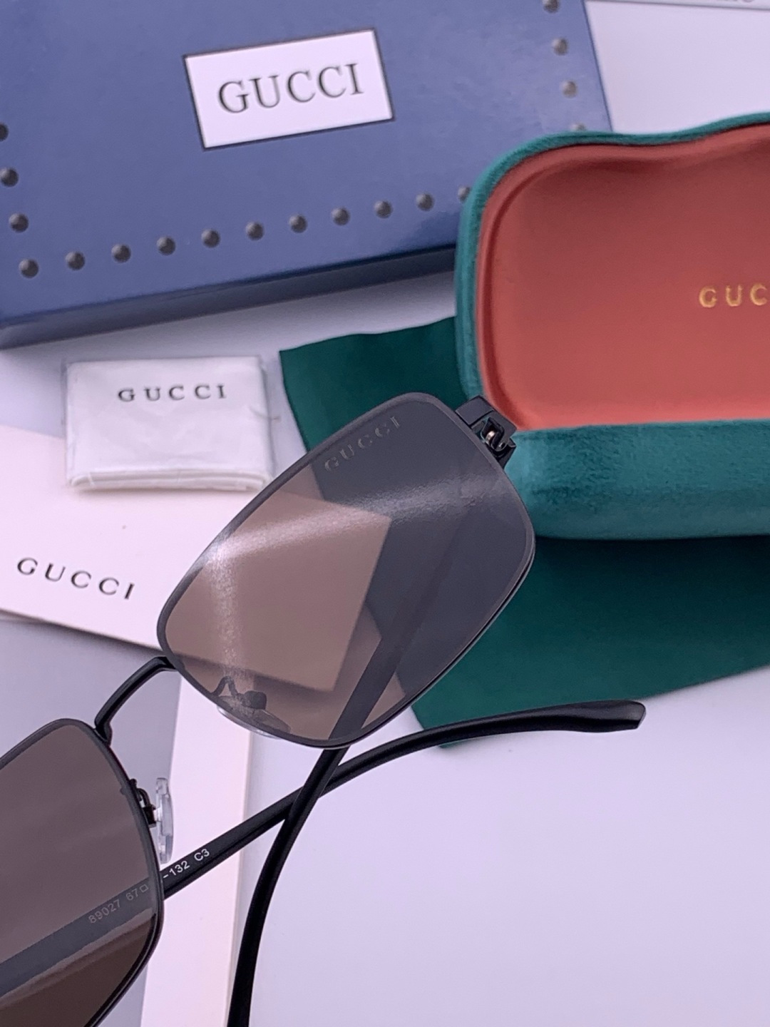 GUCCI 男款炫彩飞行员偏光太阳镜 ❤️材质：高清尼龙加厚卡槽高清偏光镜片 🌹无边框镜架💕颜👍型号：G