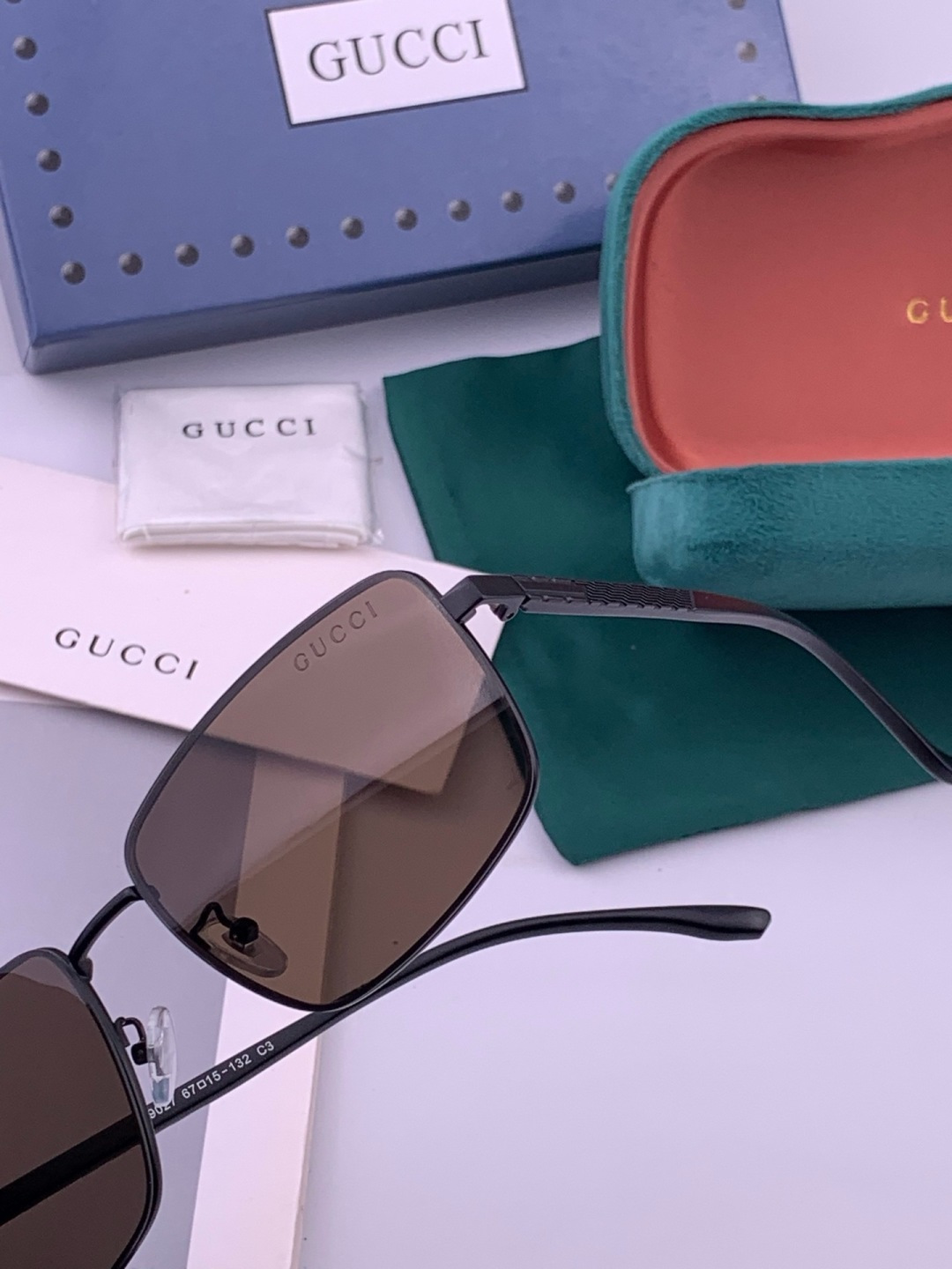 GUCCI 男款炫彩飞行员偏光太阳镜 ❤️材质：高清尼龙加厚卡槽高清偏光镜片 🌹无边框镜架💕颜👍型号：G