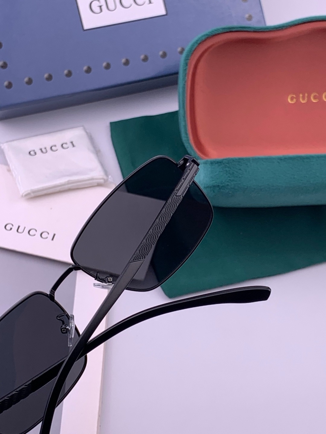 GUCCI 男款炫彩飞行员偏光太阳镜 ❤️材质：高清尼龙加厚卡槽高清偏光镜片 🌹无边框镜架💕颜👍型号：G