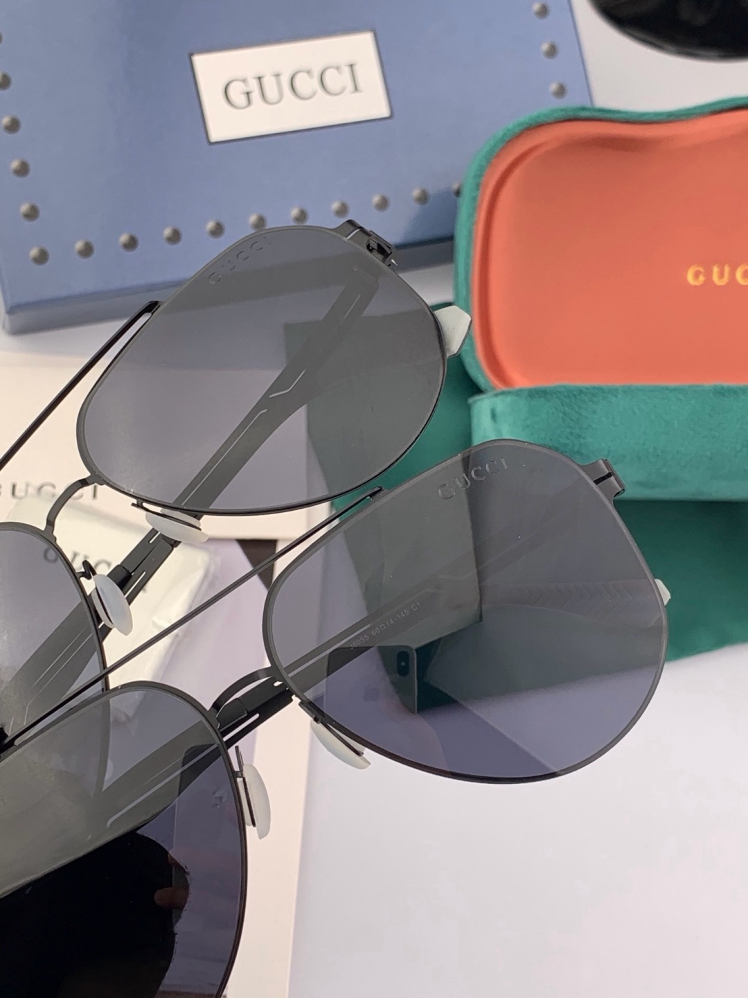 ♦️ GUCCI 新款男女情侣款太阳镜iP电镀永不褪色 超轻超有弹性整幅眼镜无螺丝重要的是压不坏 高清尼