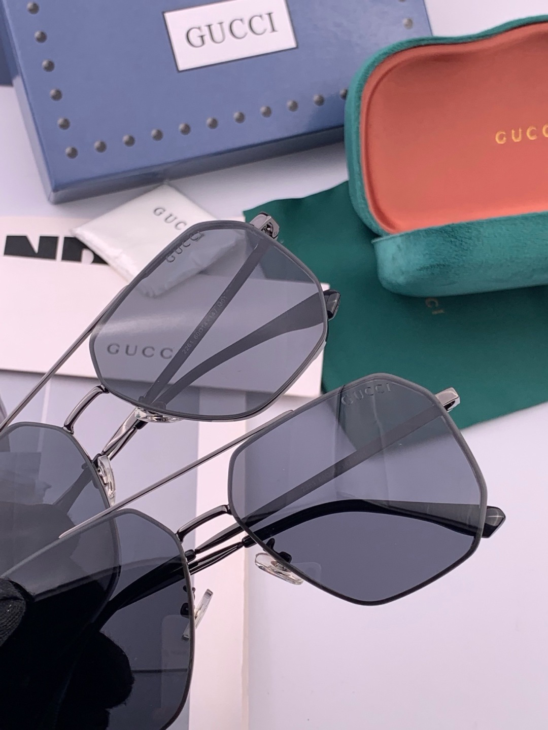 Gucci 男款炫彩飞行员偏光太阳镜 ❤️材质：高清尼龙加厚卡槽高清偏光镜片 🌹无边框镜架💕颜👍型号：G
