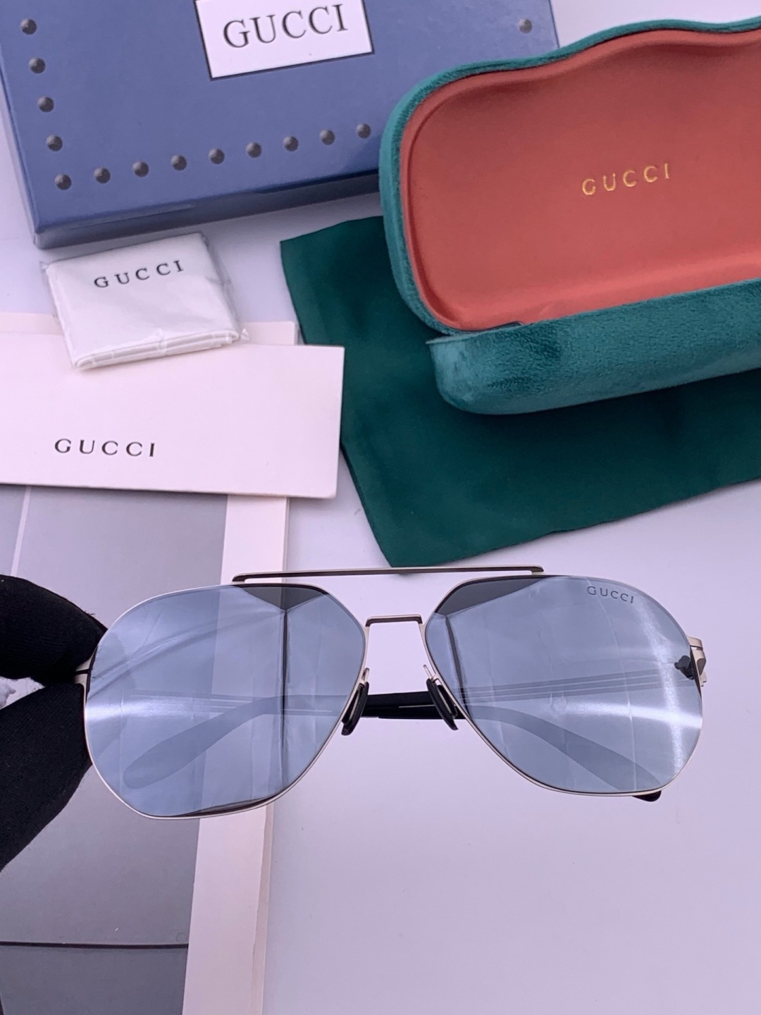 ♦️ GUCCI 新款男女情侣款太阳镜多边形墨镜iP电镀永不褪色 超轻超有弹性整幅眼镜无螺丝重要的是压不