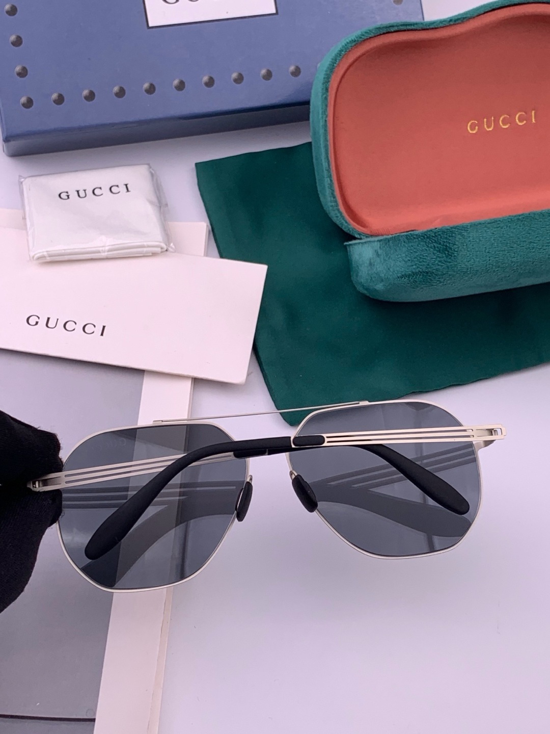 ♦️ GUCCI 新款男女情侣款太阳镜多边形墨镜iP电镀永不褪色 超轻超有弹性整幅眼镜无螺丝重要的是压不