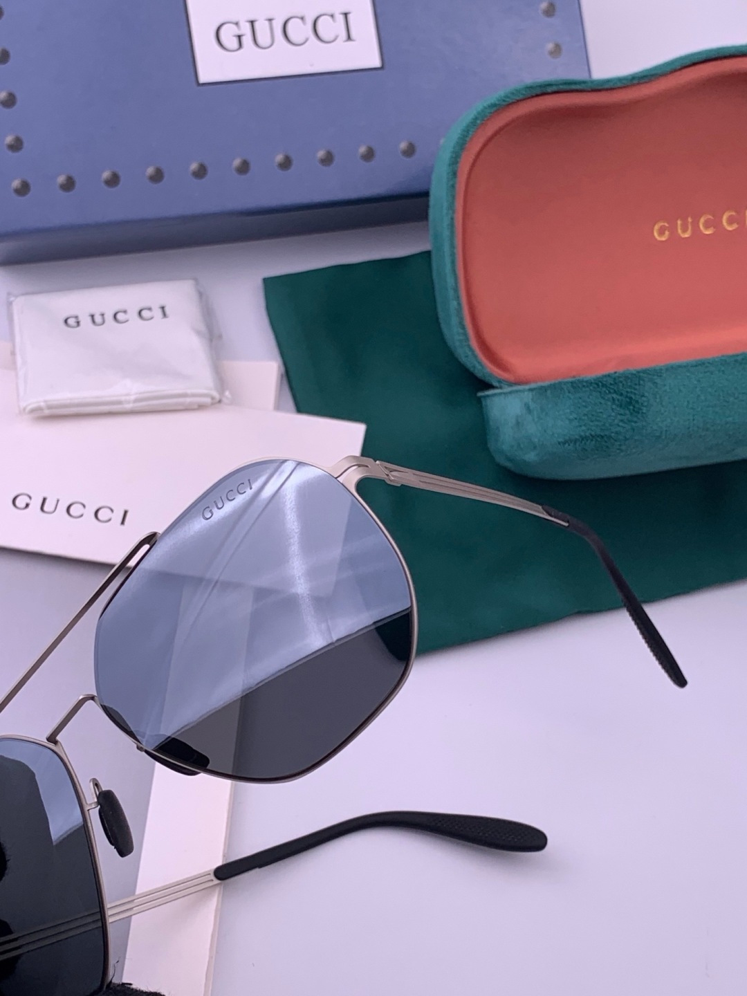 ♦️ GUCCI 新款男女情侣款太阳镜多边形墨镜iP电镀永不褪色 超轻超有弹性整幅眼镜无螺丝重要的是压不