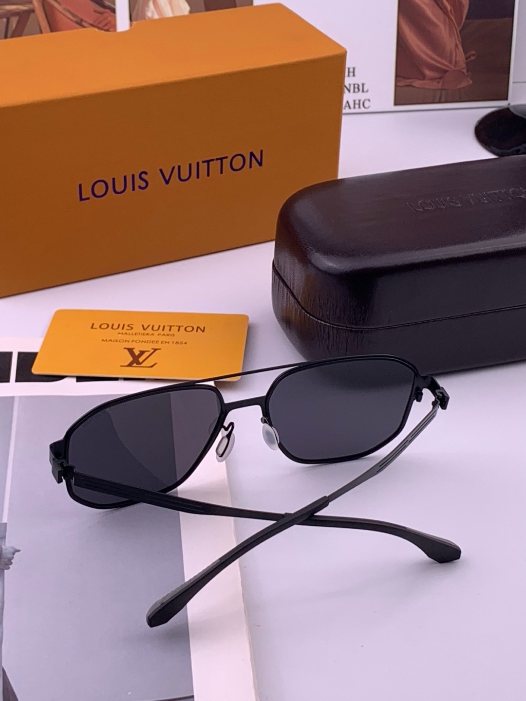 ♦️LV 新款男女情侣款太阳镜多边形墨镜iP电镀永不褪色 超轻超有弹性整幅眼镜无螺丝重要的是压不坏 高清