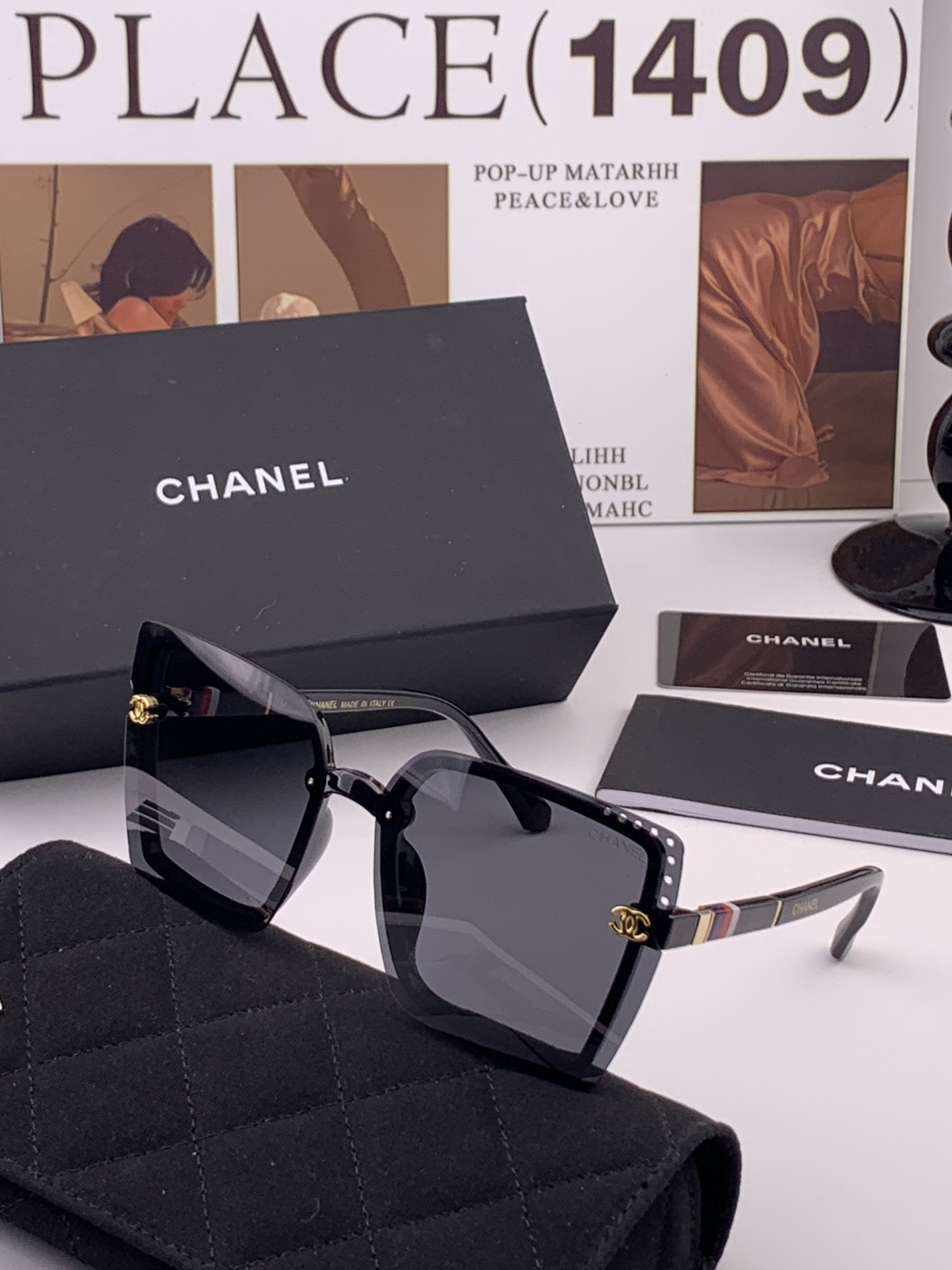 新品CHANEL香奈儿.太阳镜以独特魅力和前卫风格诠释春夏最新眼镜，以方框设计两边经典小香logo做点缀