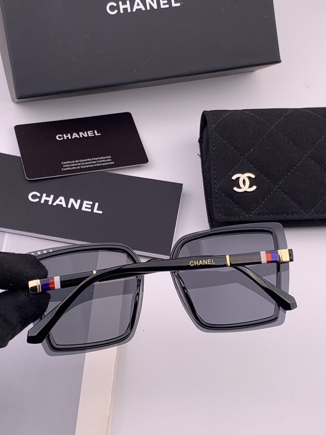 新品CHANEL香奈儿.太阳镜以独特魅力和前卫风格诠释春夏最新眼镜，以方框设计两边经典小香logo做点缀