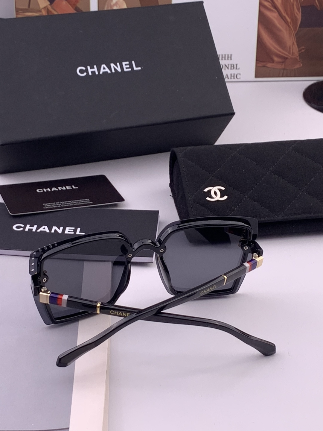 新品CHANEL香奈儿.太阳镜以独特魅力和前卫风格诠释春夏最新眼镜，以方框设计两边经典小香logo做点缀