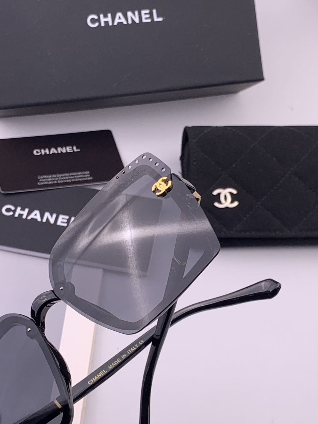 新品CHANEL香奈儿.太阳镜以独特魅力和前卫风格诠释春夏最新眼镜，以方框设计两边经典小香logo做点缀