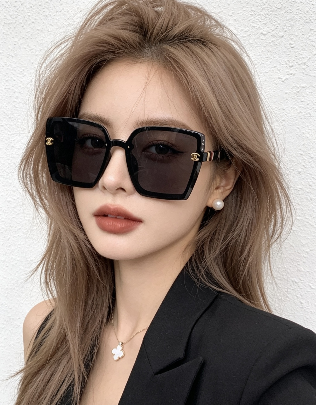 新品CHANEL香奈儿.太阳镜以独特魅力和前卫风格诠释春夏最新眼镜，以方框设计两边经典小香logo做点缀