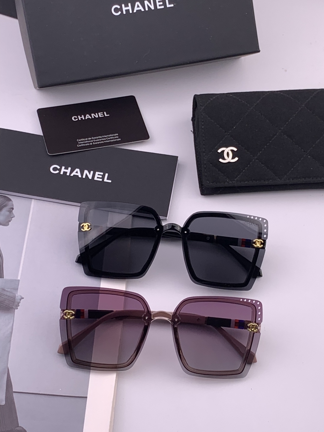 新品CHANEL香奈儿.太阳镜以独特魅力和前卫风格诠释春夏最新眼镜，以方框设计两边经典小香logo做点缀
