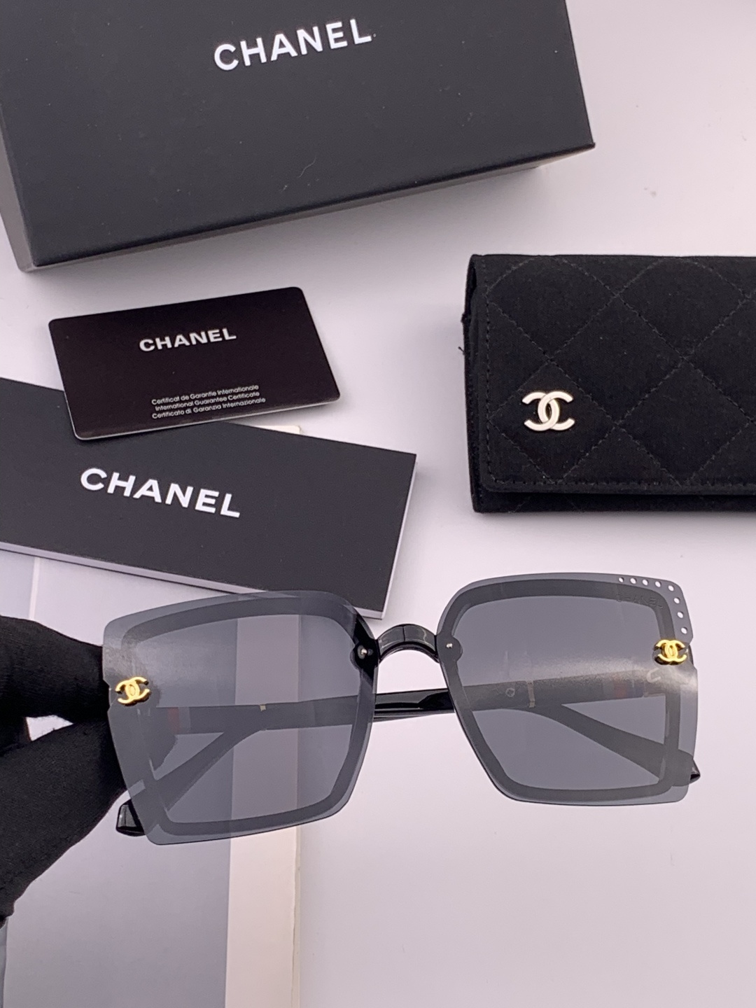 新品CHANEL香奈儿.太阳镜以独特魅力和前卫风格诠释春夏最新眼镜，以方框设计两边经典小香logo做点缀
