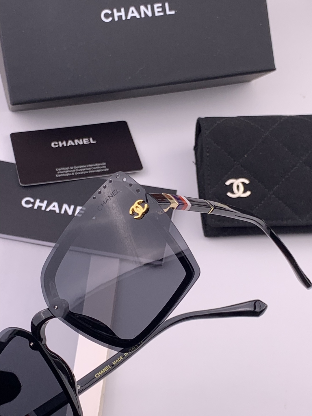 新品CHANEL香奈儿.太阳镜以独特魅力和前卫风格诠释春夏最新眼镜，以方框设计两边经典小香logo做点缀
