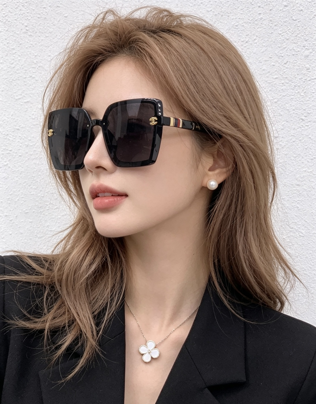新品CHANEL香奈儿.太阳镜以独特魅力和前卫风格诠释春夏最新眼镜，以方框设计两边经典小香logo做点缀