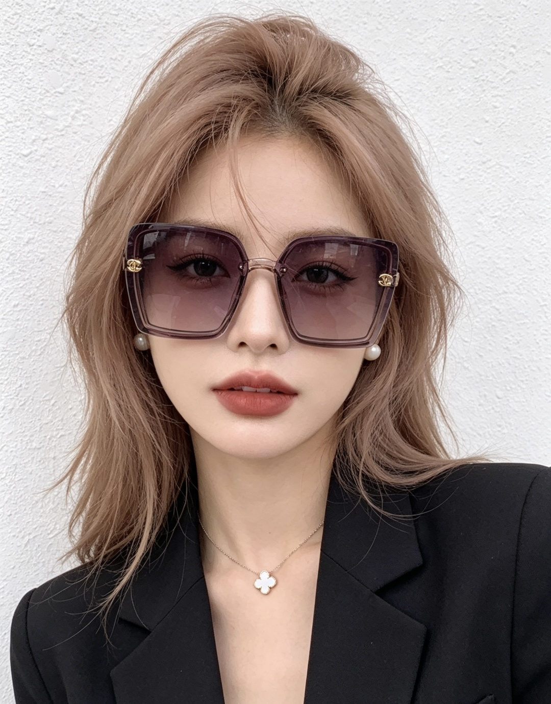 新品CHANEL香奈儿.太阳镜以独特魅力和前卫风格诠释春夏最新眼镜，以方框设计两边经典小香logo做点缀