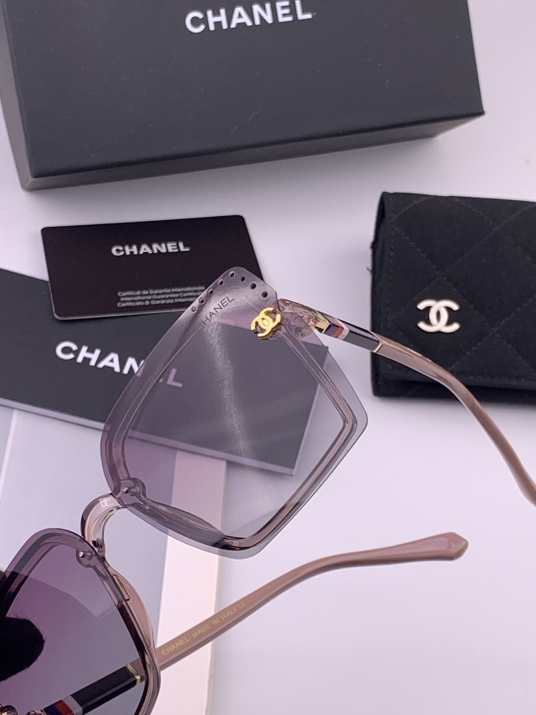新品CHANEL香奈儿.太阳镜以独特魅力和前卫风格诠释春夏最新眼镜，以方框设计两边经典小香logo做点缀