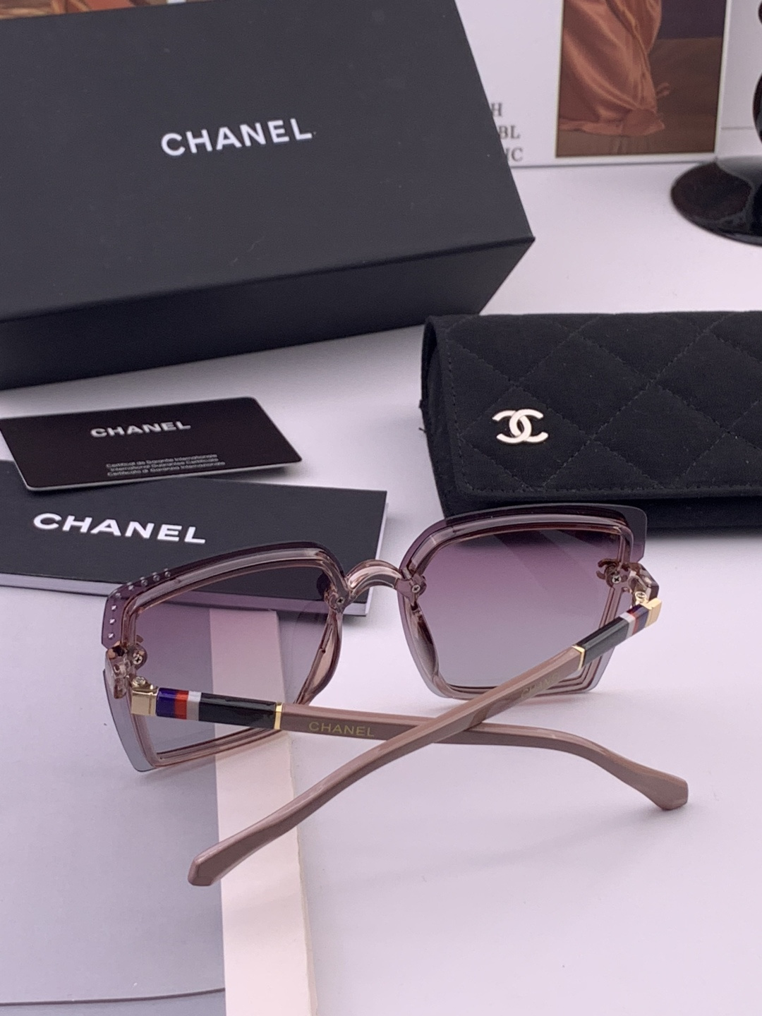 新品CHANEL香奈儿.太阳镜以独特魅力和前卫风格诠释春夏最新眼镜，以方框设计两边经典小香logo做点缀