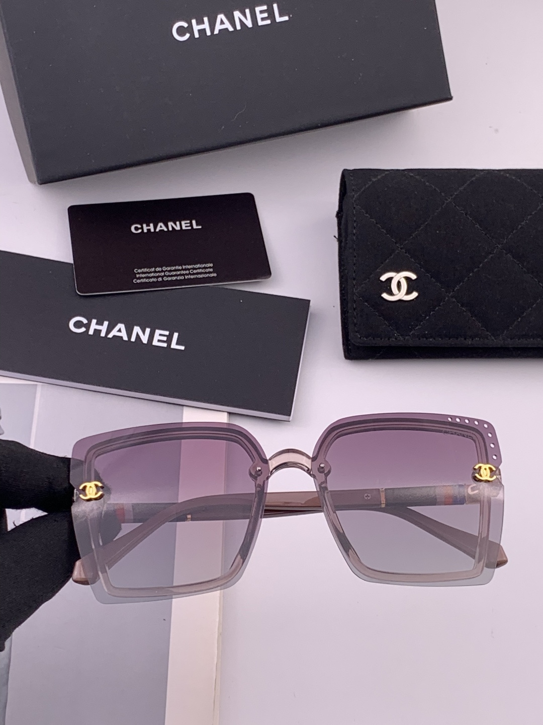 新品CHANEL香奈儿.太阳镜以独特魅力和前卫风格诠释春夏最新眼镜，以方框设计两边经典小香logo做点缀