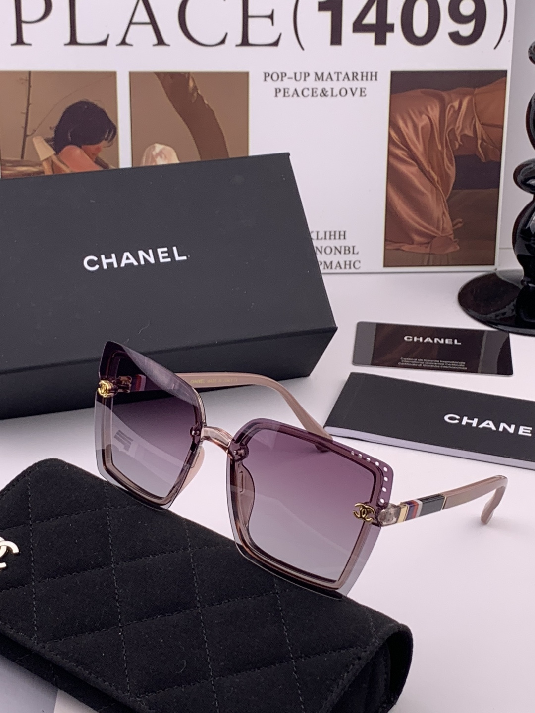 新品CHANEL香奈儿.太阳镜以独特魅力和前卫风格诠释春夏最新眼镜，以方框设计两边经典小香logo做点缀