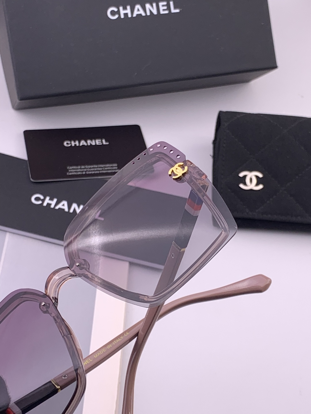 新品CHANEL香奈儿.太阳镜以独特魅力和前卫风格诠释春夏最新眼镜，以方框设计两边经典小香logo做点缀
