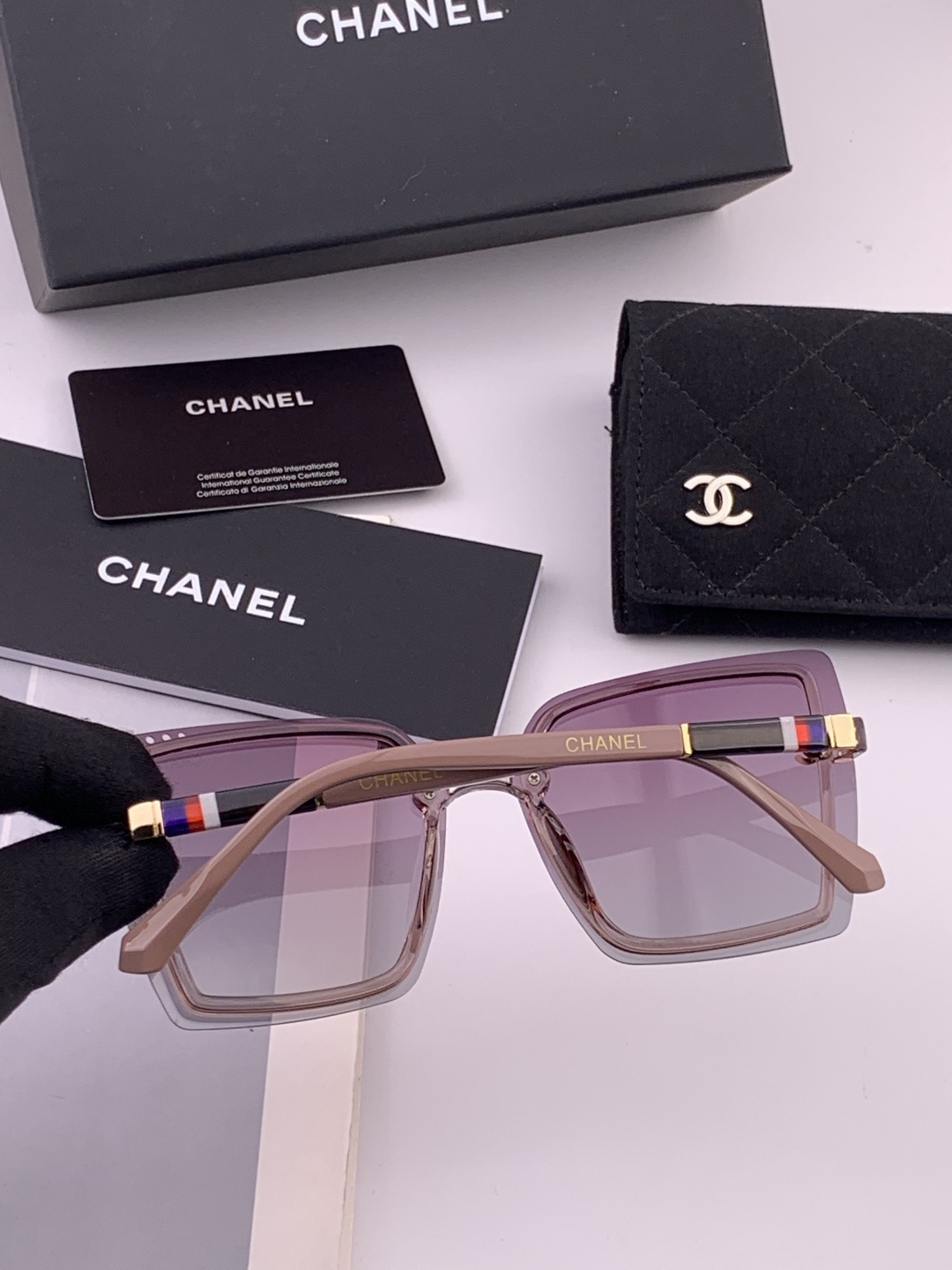 新品CHANEL香奈儿.太阳镜以独特魅力和前卫风格诠释春夏最新眼镜，以方框设计两边经典小香logo做点缀