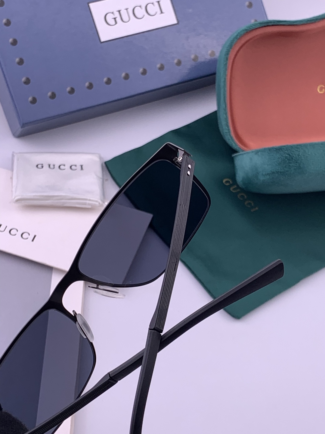 GUCCI 男款炫彩飞行员偏光太阳镜 ❤️材质：高清尼龙加厚卡槽高清偏光镜片 🌹无边框镜架💕颜👍型号：G