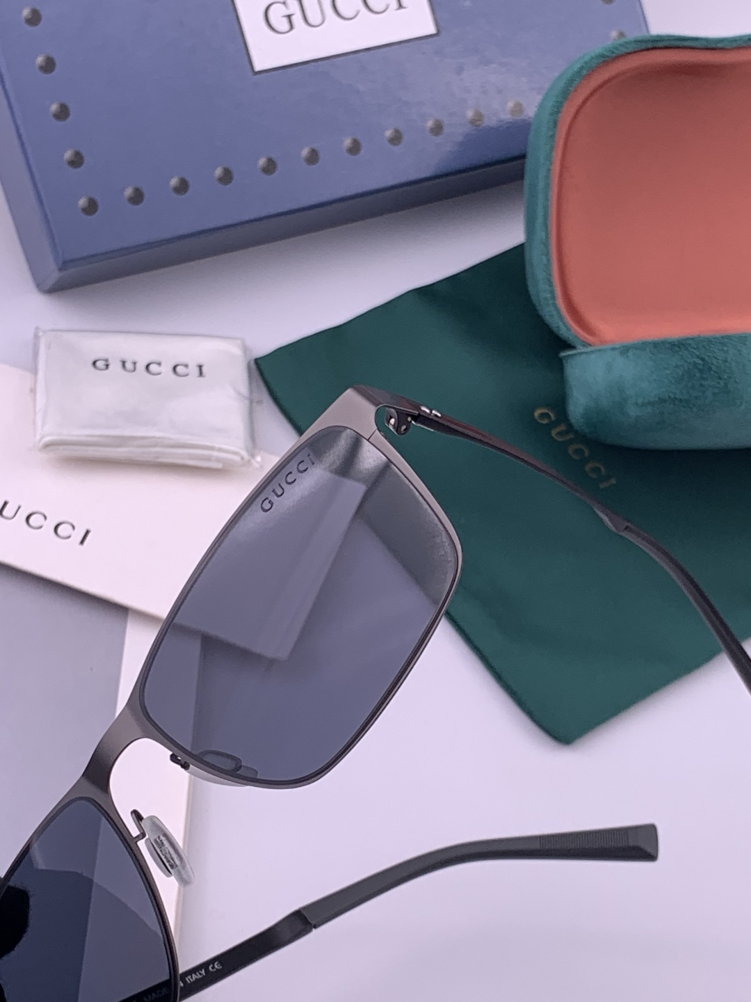 GUCCI 男款炫彩飞行员偏光太阳镜 ❤️材质：高清尼龙加厚卡槽高清偏光镜片 🌹无边框镜架💕颜👍型号：G