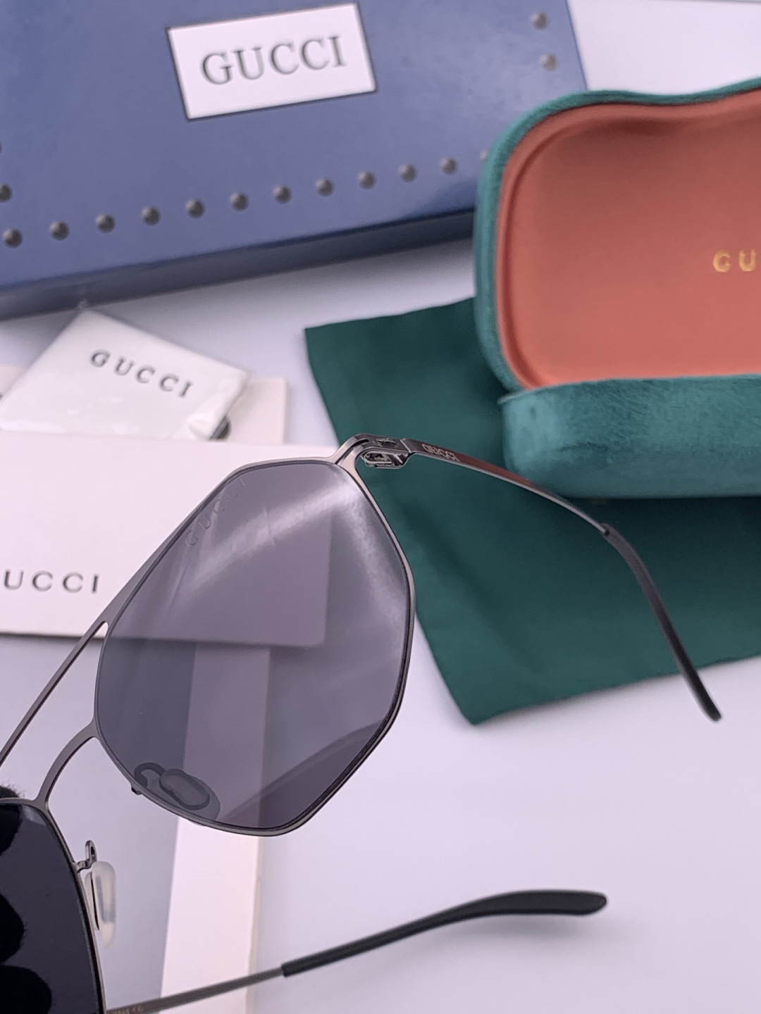 GUCCI  新款男女情侣款太阳iP电镀永不褪色 卖点：超轻超有弹性整幅眼镜无螺丝重要的是压不坏 镜片：
