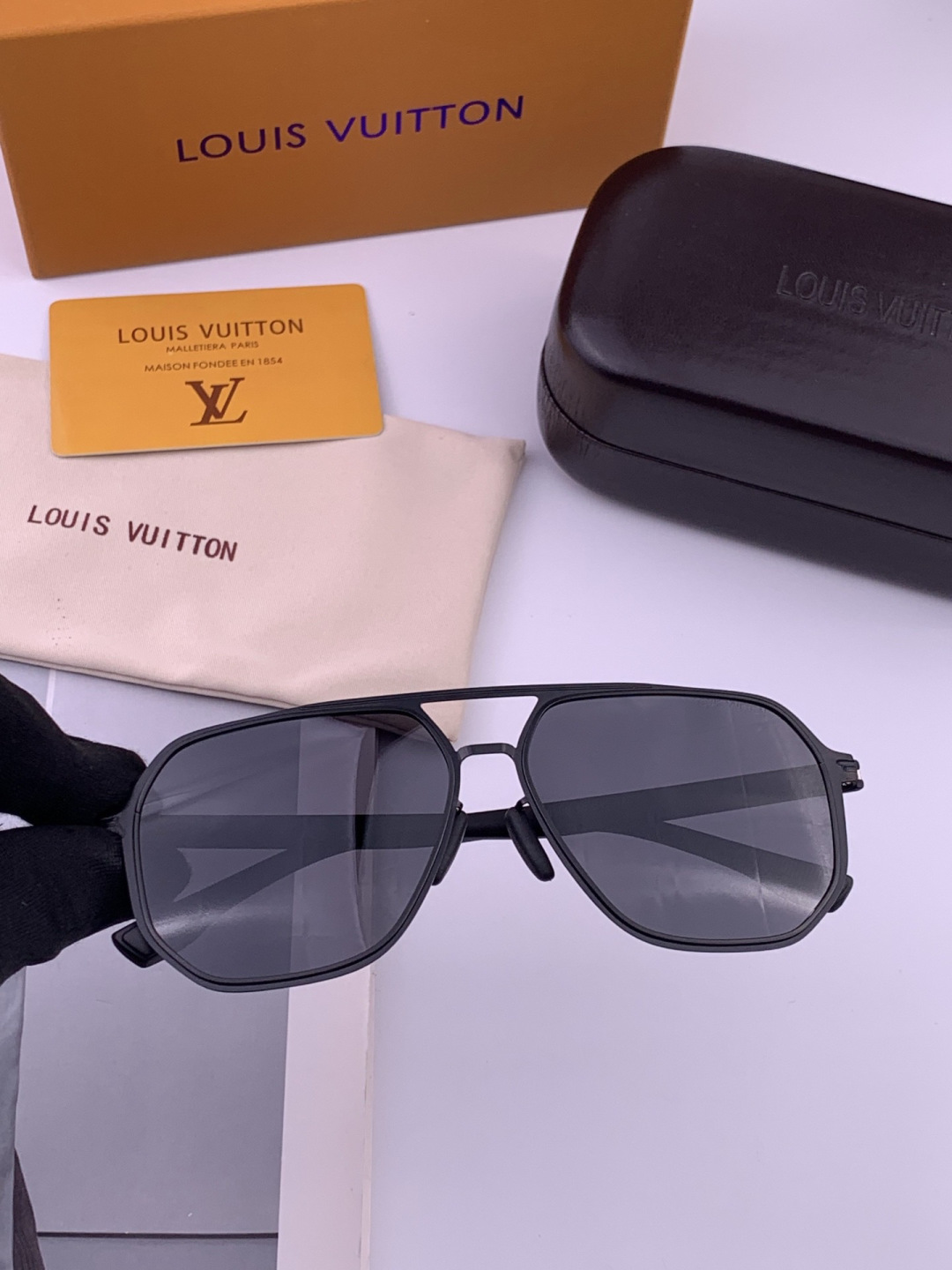 LV 男款炫彩飞行员偏光太阳镜 ❤️材质：高清尼龙加厚卡槽高清偏光镜片 🌹无边框镜架💕颜👍型号：L998