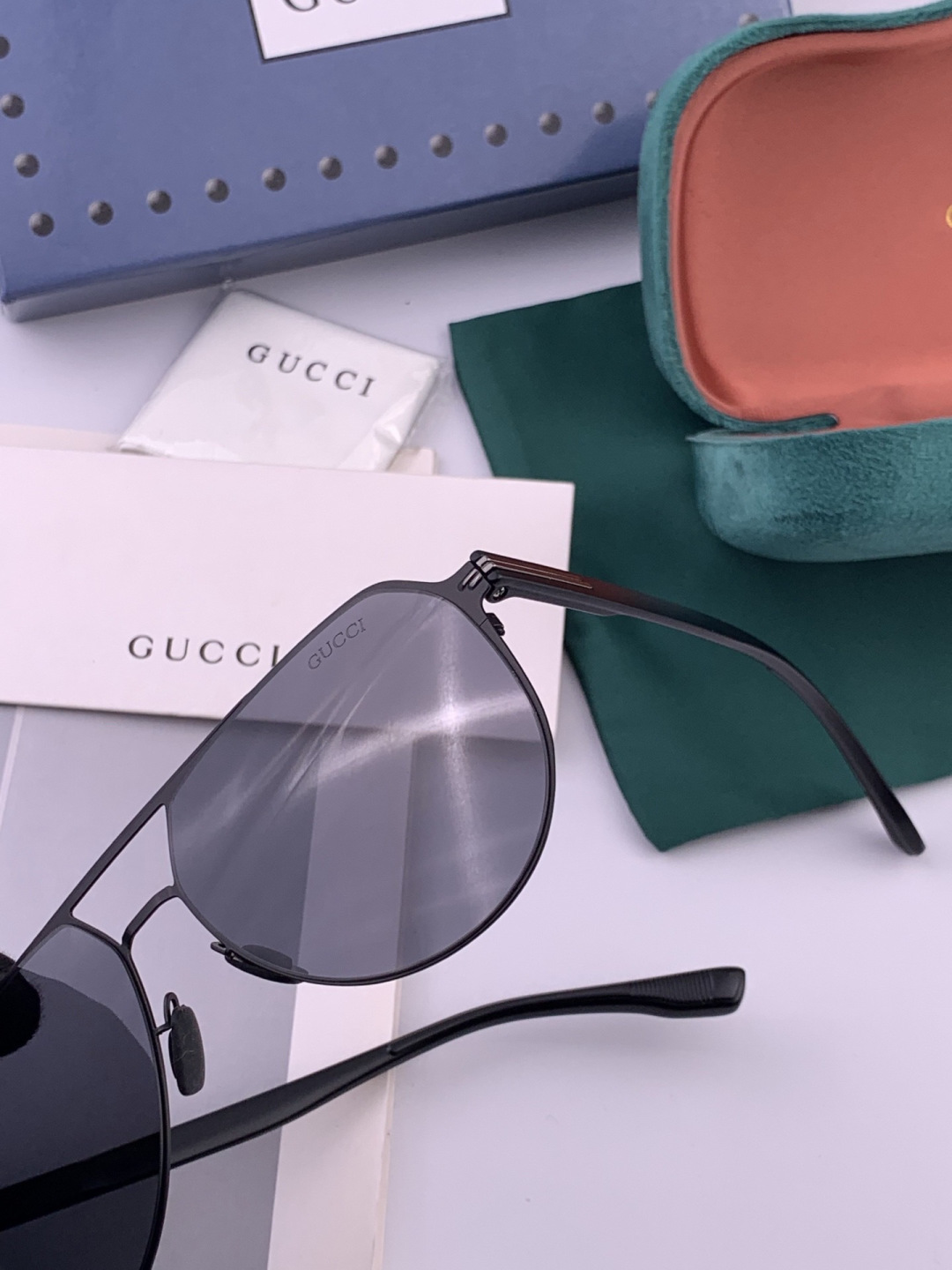 Gucci 男款炫彩飞行员偏光太阳镜 ❤️材质：高清尼龙加厚卡槽高清偏光镜片 🌹无边框镜架💕颜👍型号：G