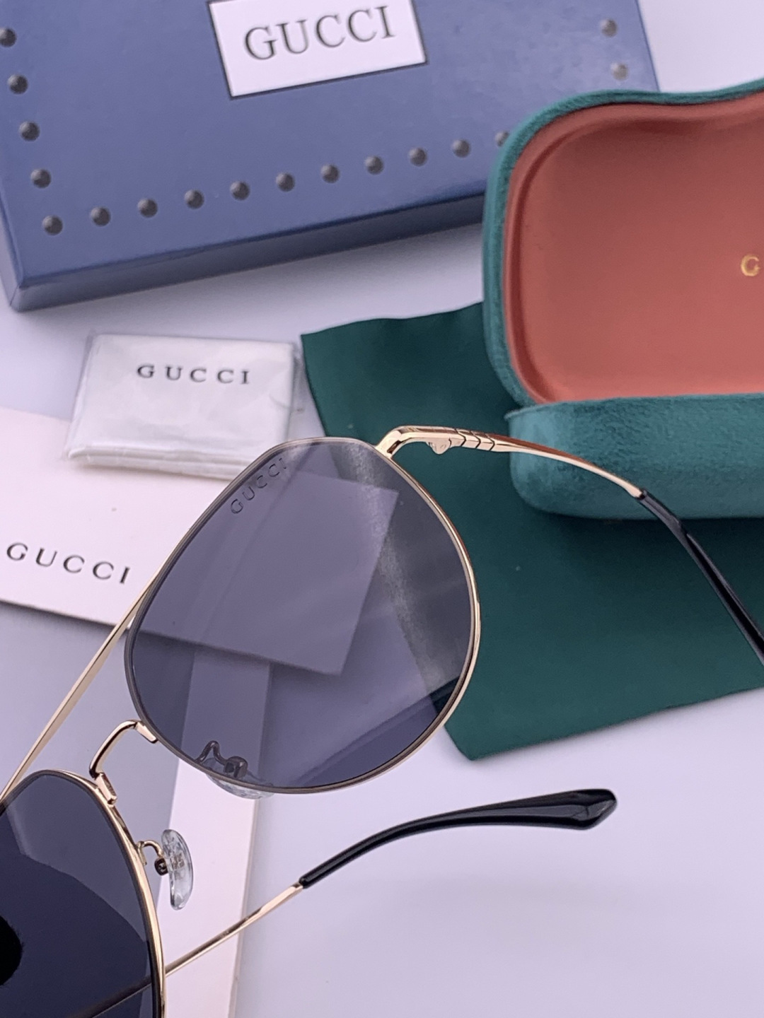 GUCCI 男款炫彩飞行员偏光太阳镜 ❤️材质：高清尼龙加厚卡槽高清偏光镜片 🌹无边框镜架💕颜👍型号：G