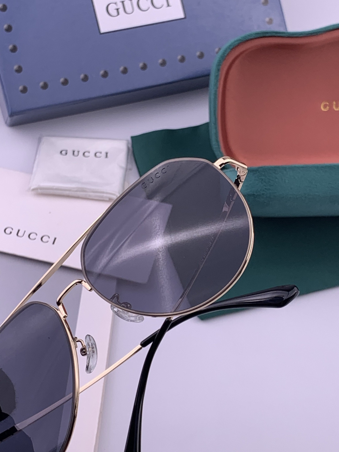 GUCCI 男款炫彩飞行员偏光太阳镜 ❤️材质：高清尼龙加厚卡槽高清偏光镜片 🌹无边框镜架💕颜👍型号：G