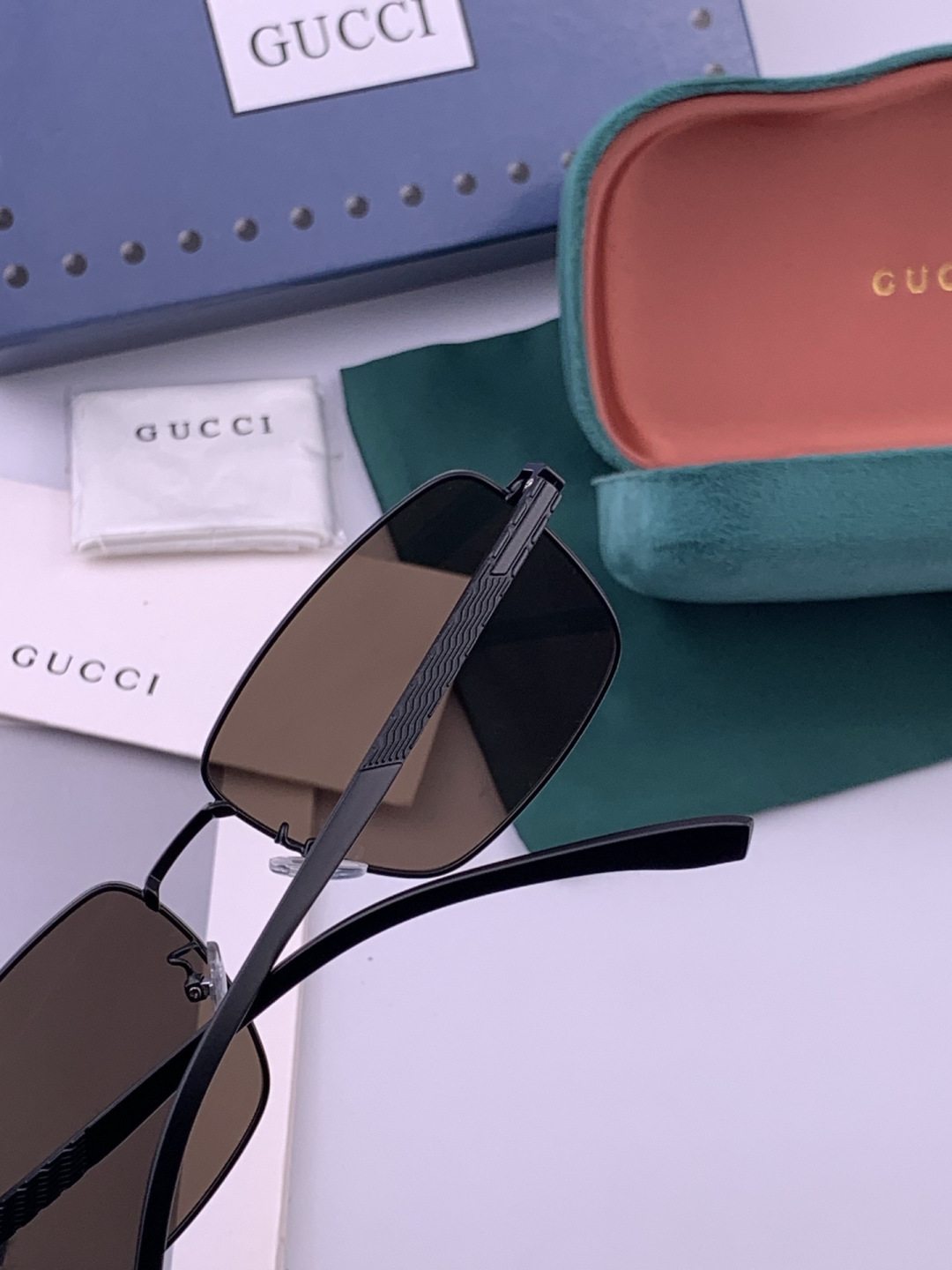 GUCCI 男款炫彩飞行员偏光太阳镜 ❤️材质：高清尼龙加厚卡槽高清偏光镜片 🌹无边框镜架💕颜👍型号：G