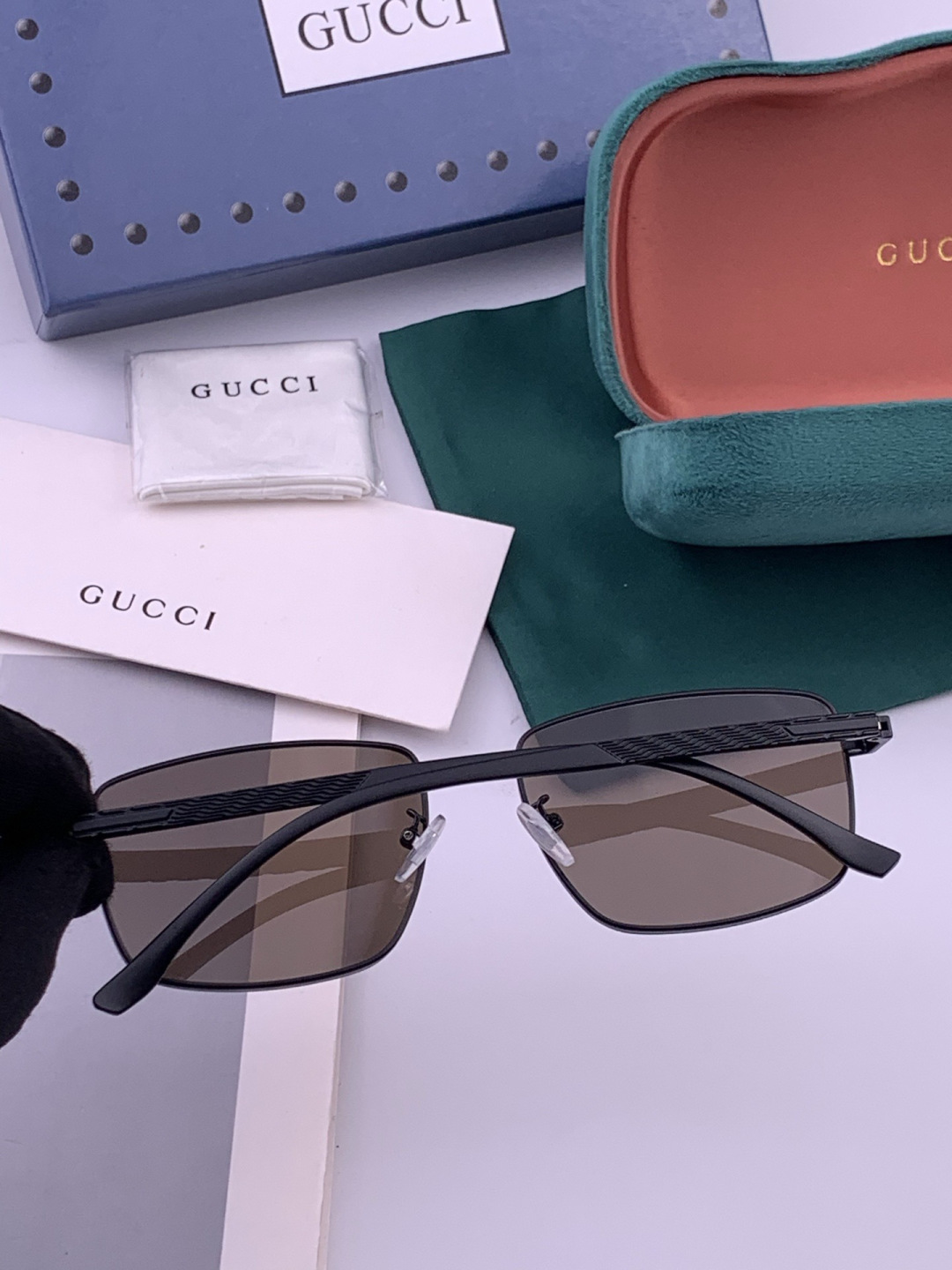 GUCCI 男款炫彩飞行员偏光太阳镜 ❤️材质：高清尼龙加厚卡槽高清偏光镜片 🌹无边框镜架💕颜👍型号：G