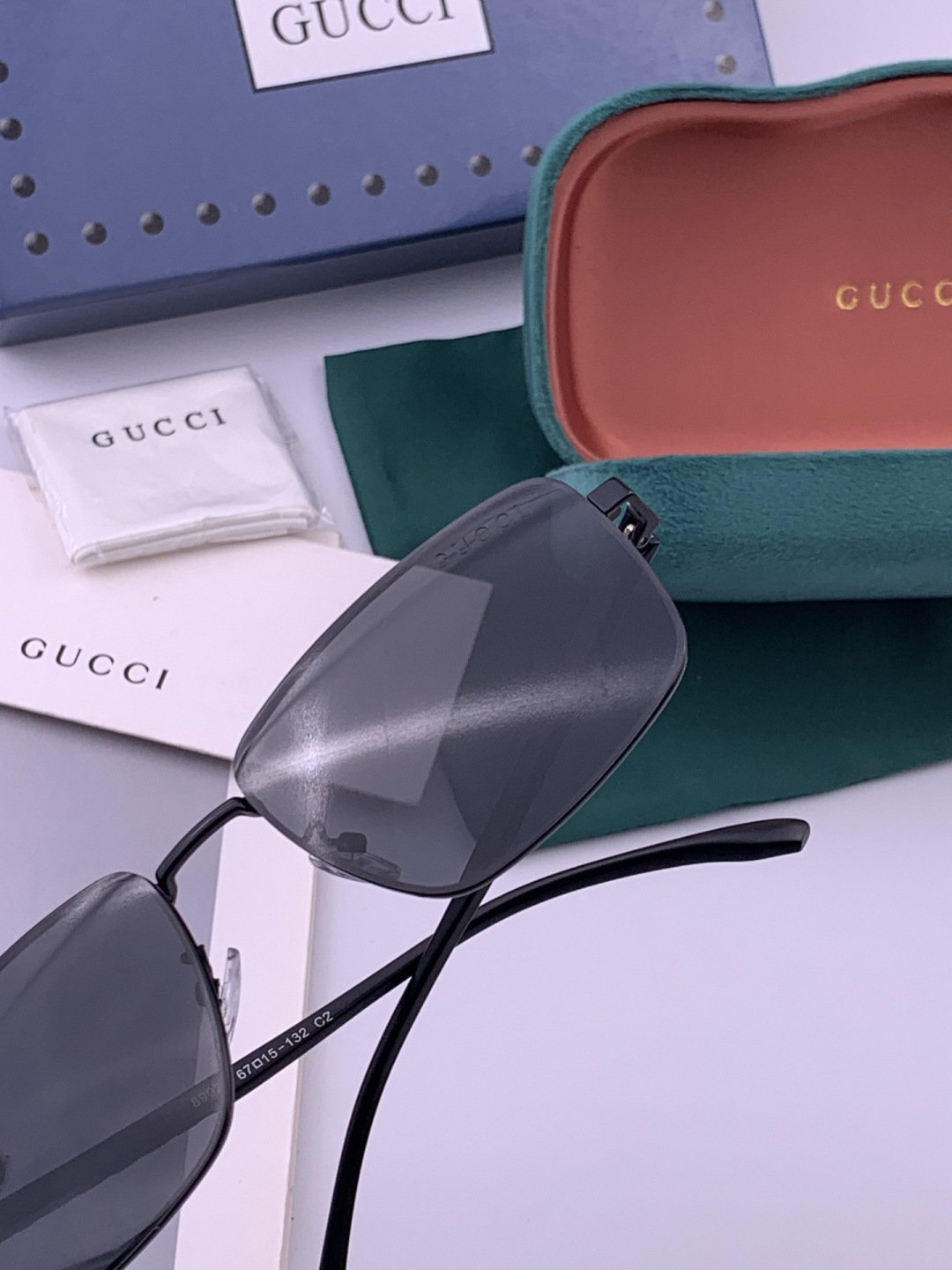 GUCCI 男款炫彩飞行员偏光太阳镜 ❤️材质：高清尼龙加厚卡槽高清偏光镜片 🌹无边框镜架💕颜👍型号：G