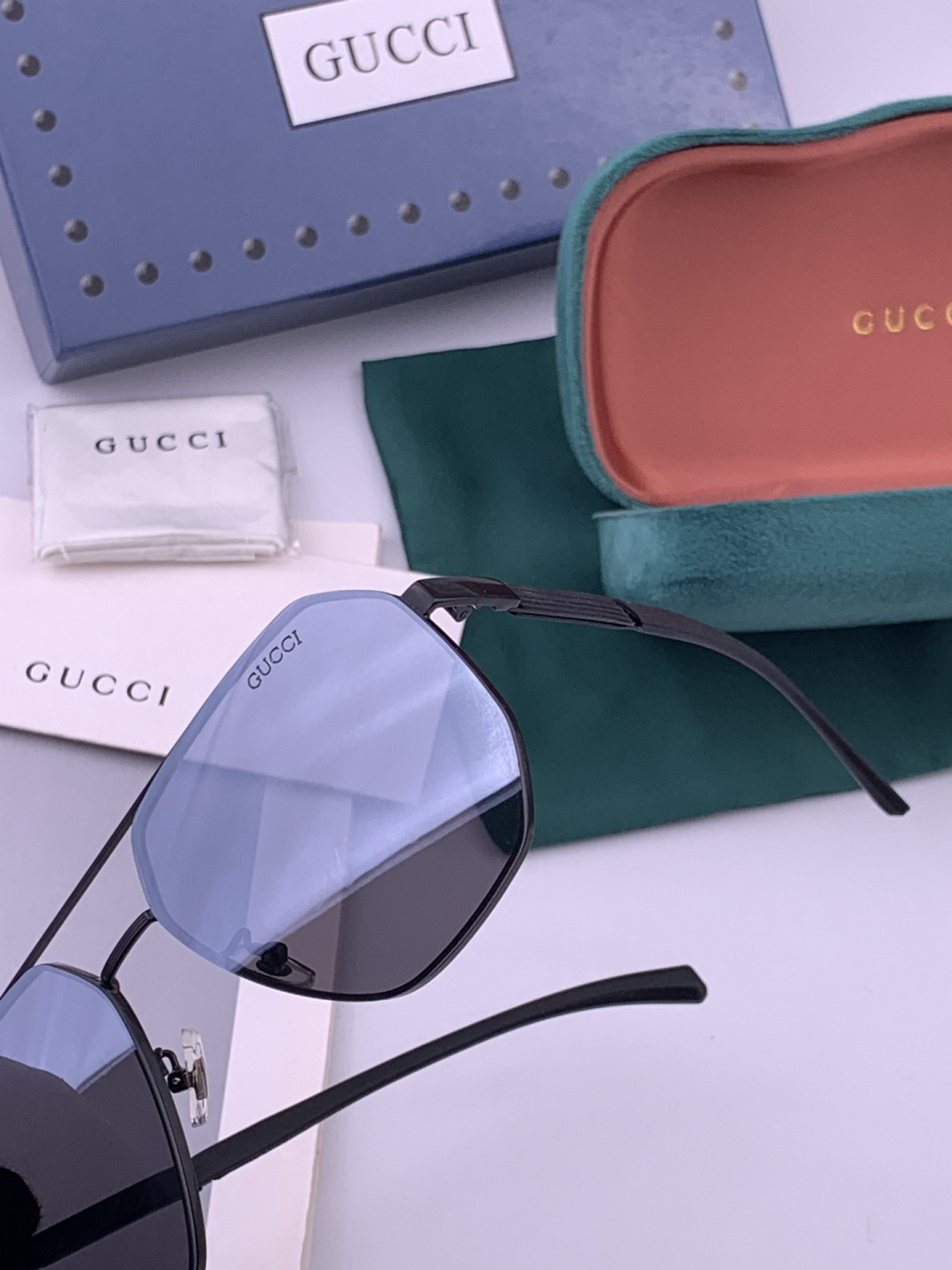 GUCCI 男款炫彩飞行员偏光太阳镜 ❤️材质：高清尼龙加厚卡槽高清偏光镜片 🌹无边框镜架💕颜👍型号：G