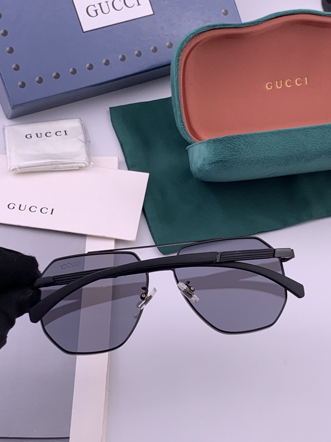 GUCCI 男款炫彩飞行员偏光太阳镜 ❤️材质：高清尼龙加厚卡槽高清偏光镜片 🌹无边框镜架💕颜👍型号：G
