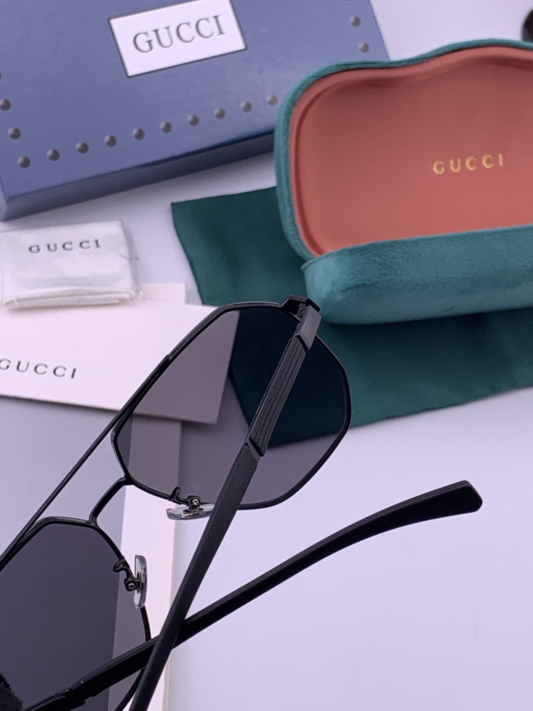 GUCCI 男款炫彩飞行员偏光太阳镜 ❤️材质：高清尼龙加厚卡槽高清偏光镜片 🌹无边框镜架💕颜👍型号：G
