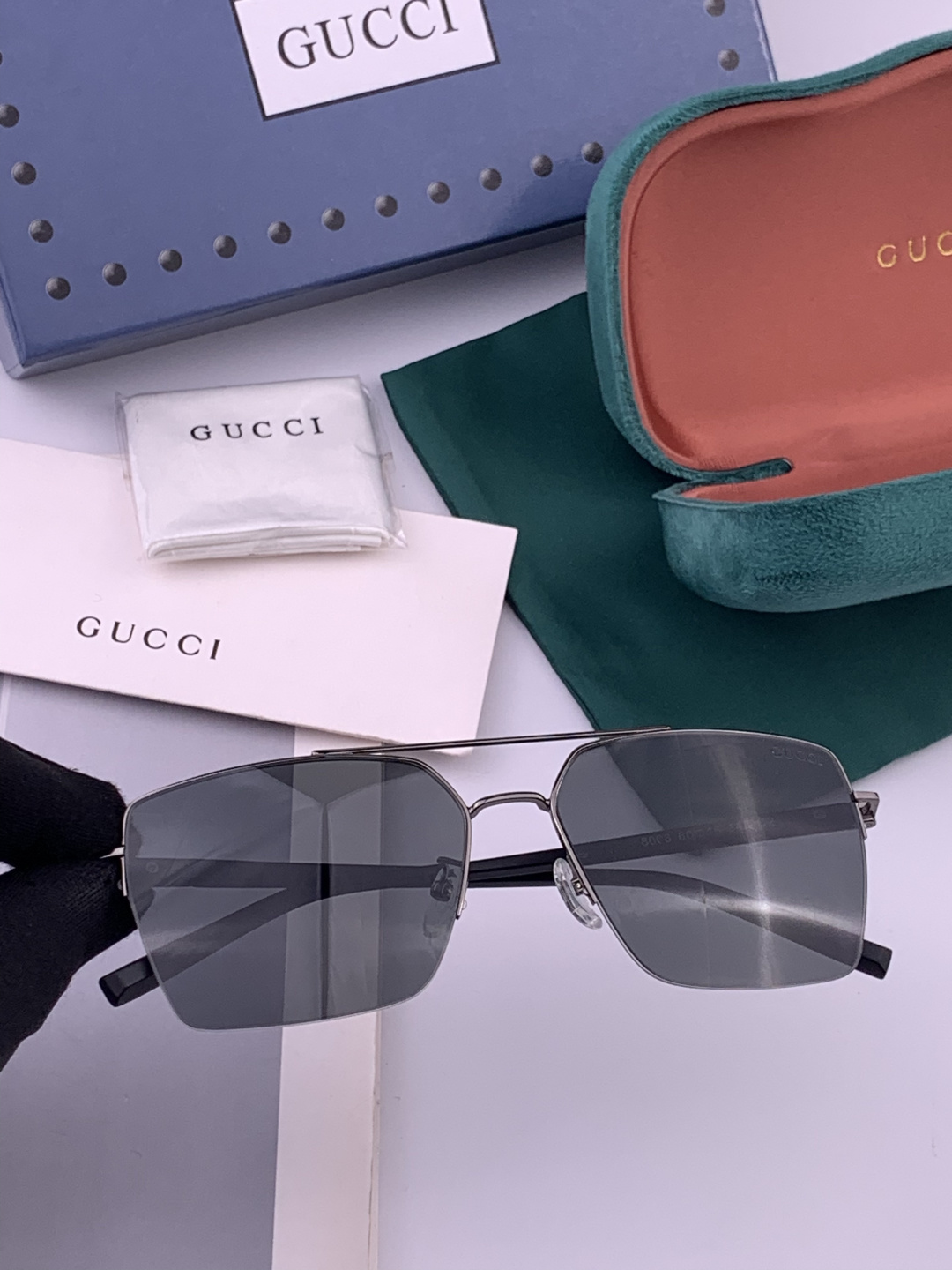 GUCCI 男款炫彩飞行员偏光太阳镜 ❤️材质：高清尼龙加厚卡槽高清偏光镜片 🌹无边框镜架💕颜👍型号：G