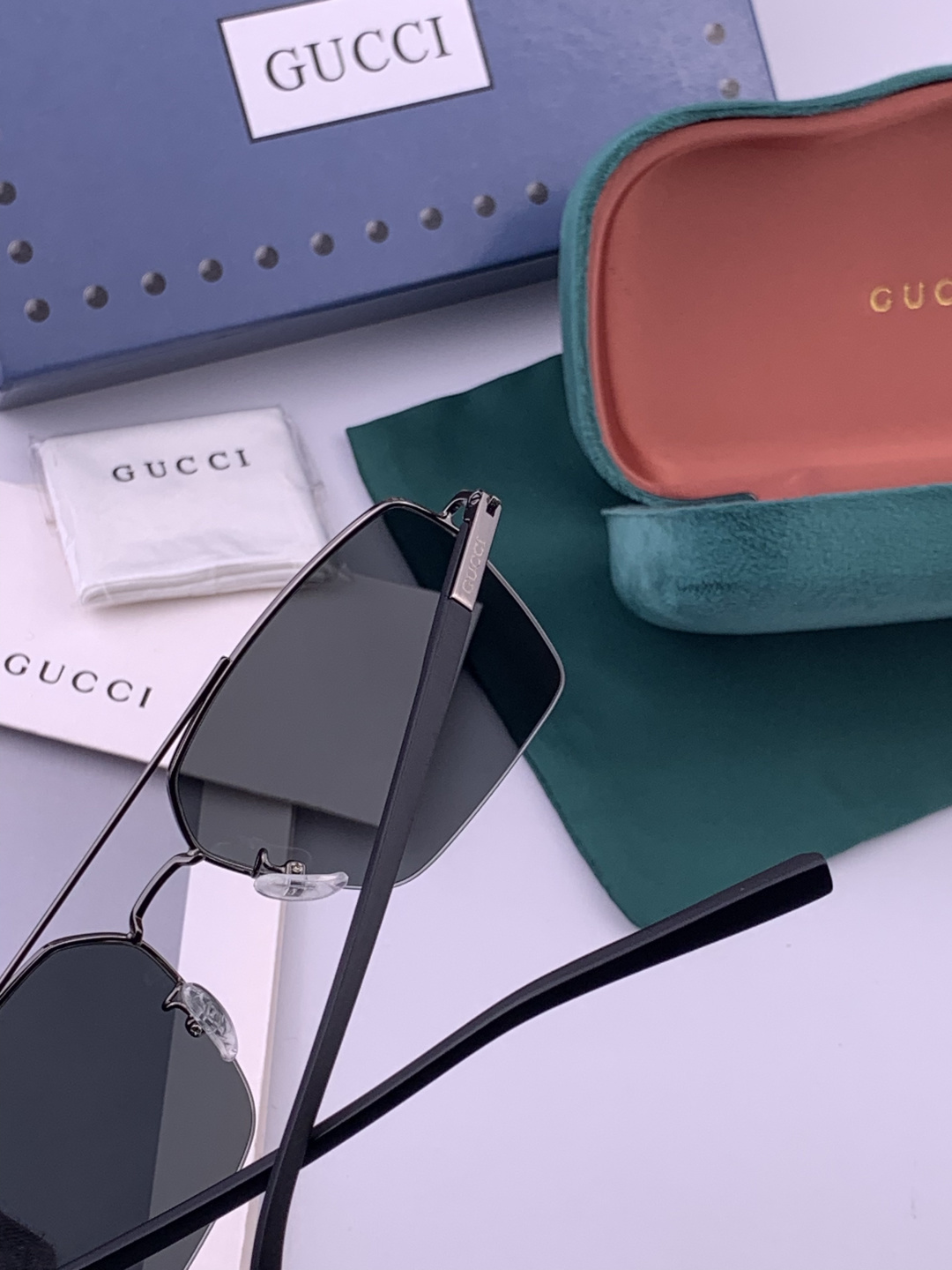 GUCCI 男款炫彩飞行员偏光太阳镜 ❤️材质：高清尼龙加厚卡槽高清偏光镜片 🌹无边框镜架💕颜👍型号：G