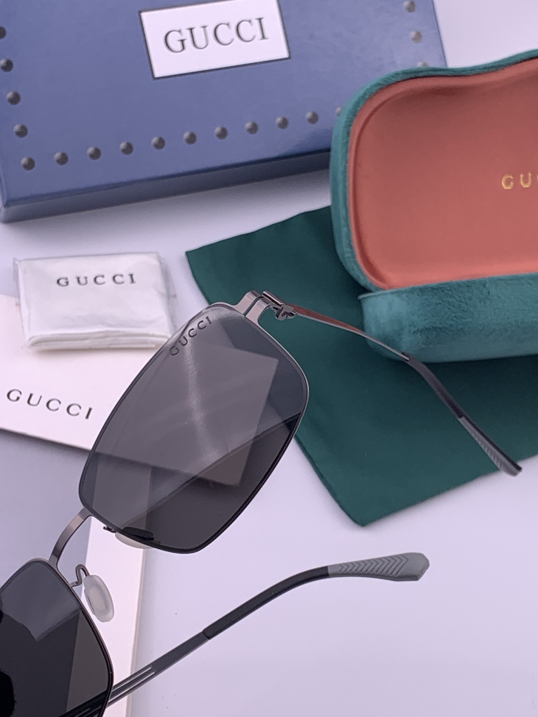 GUCCI 男款炫彩飞行员偏光太阳镜 ❤️材质：高清尼龙加厚卡槽高清偏光镜片 🌹无边框镜架💕颜👍型号：G