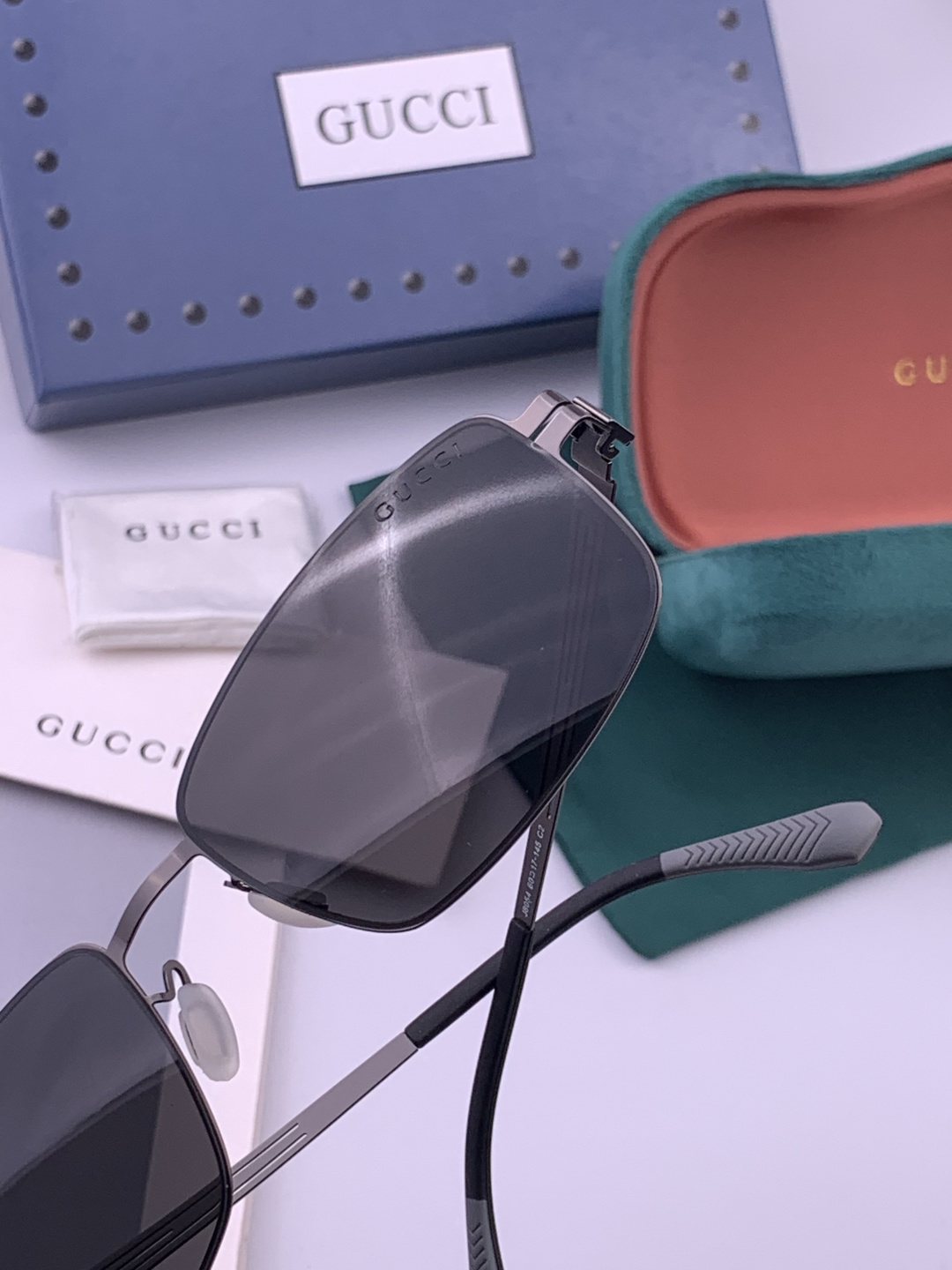 GUCCI 男款炫彩飞行员偏光太阳镜 ❤️材质：高清尼龙加厚卡槽高清偏光镜片 🌹无边框镜架💕颜👍型号：G