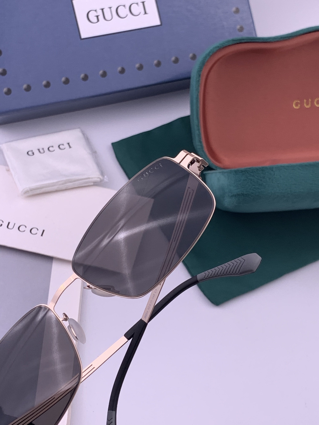 GUCCI 男款炫彩飞行员偏光太阳镜 ❤️材质：高清尼龙加厚卡槽高清偏光镜片 🌹无边框镜架💕颜👍型号：G