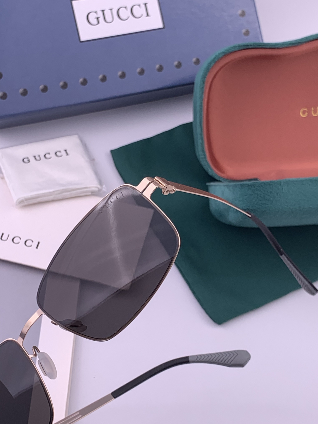 GUCCI 男款炫彩飞行员偏光太阳镜 ❤️材质：高清尼龙加厚卡槽高清偏光镜片 🌹无边框镜架💕颜👍型号：G