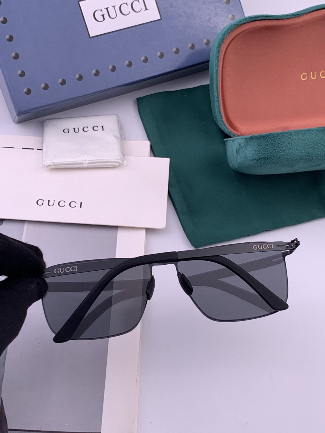 GUCCI 男款炫彩飞行员偏光太阳镜 ❤️材质：高清尼龙加厚卡槽高清偏光镜片 🌹无边框镜架💕颜👍型号：G