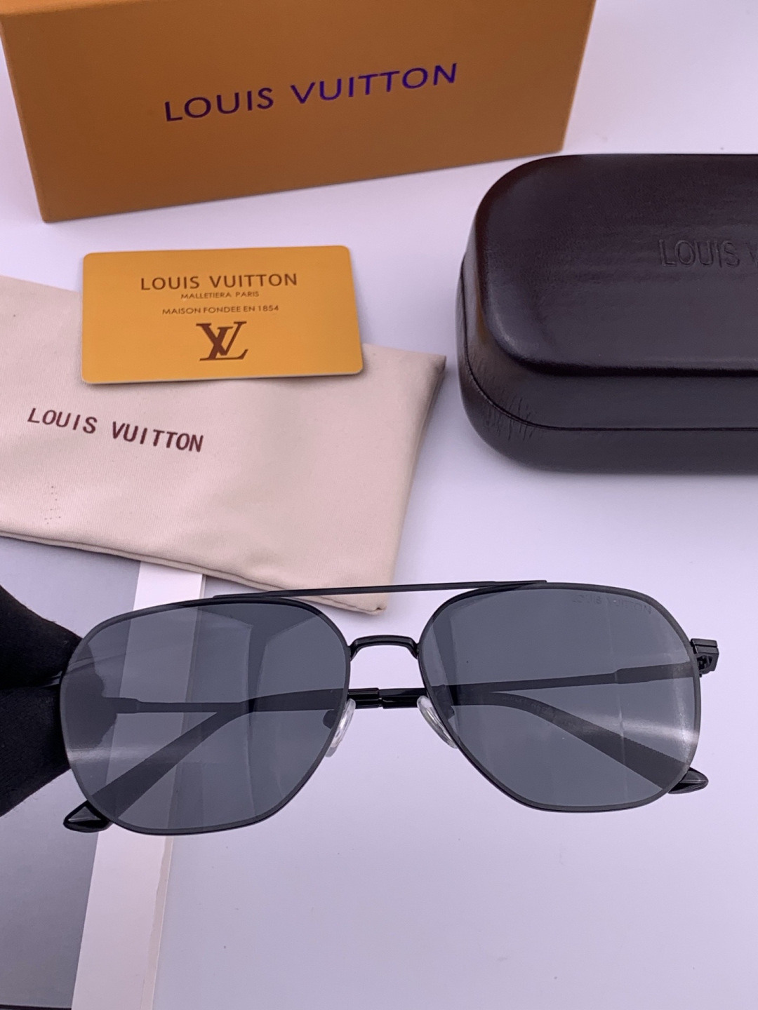 LV 男款炫彩飞行员偏光太阳镜 ❤️材质：高清尼龙加厚卡槽高清偏光镜片 🌹无边框镜架💕颜👍型号：L189