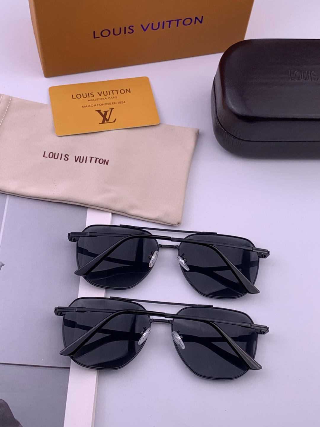 LV 男款炫彩飞行员偏光太阳镜 ❤️材质：高清尼龙加厚卡槽高清偏光镜片 🌹无边框镜架💕颜👍型号：L189