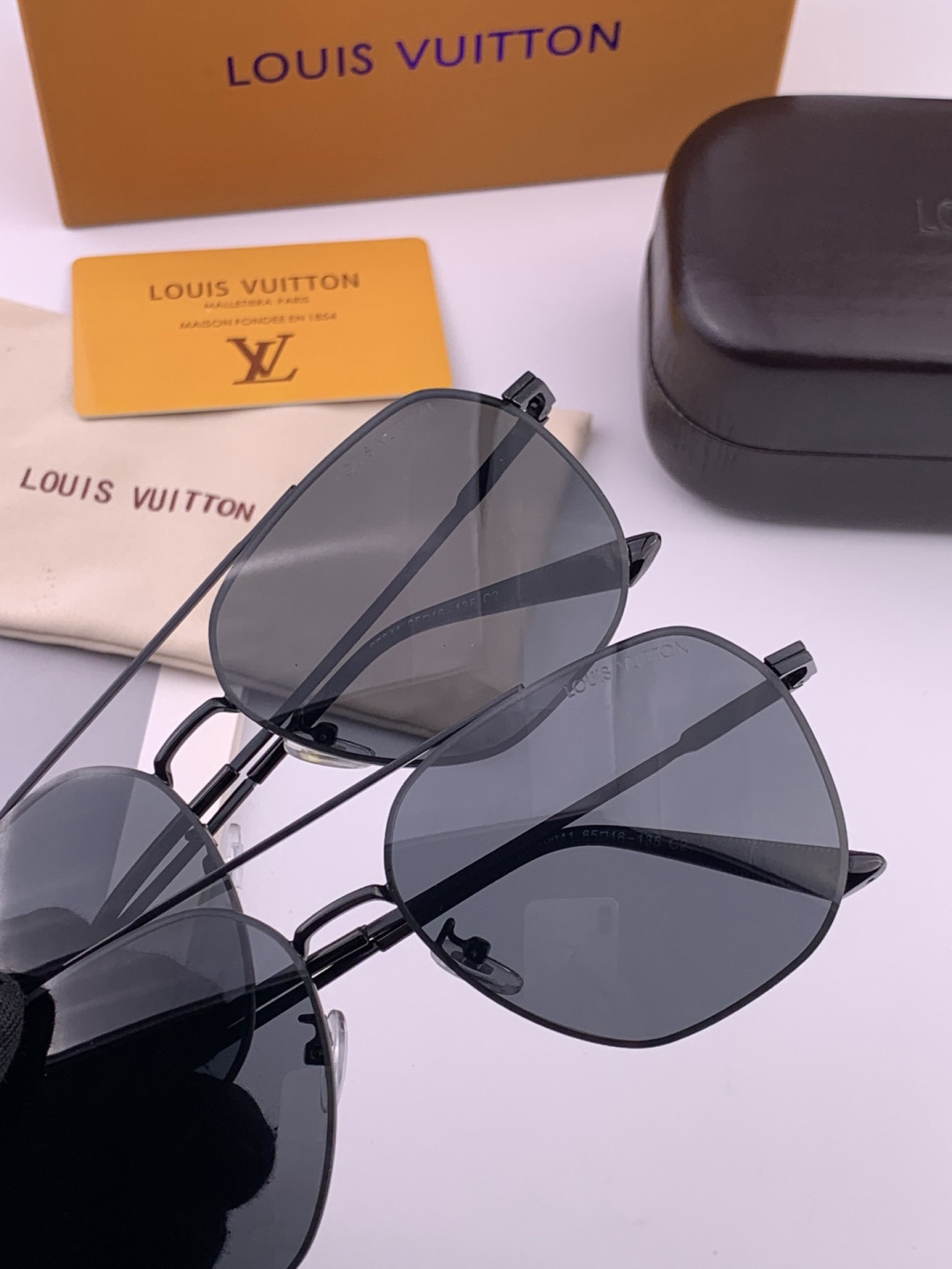 LV 男款炫彩飞行员偏光太阳镜 ❤️材质：高清尼龙加厚卡槽高清偏光镜片 🌹无边框镜架💕颜👍型号：L189